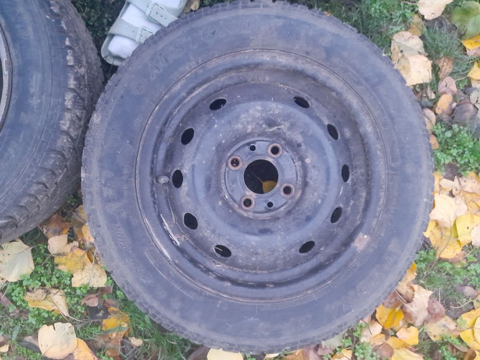 Продавам комплект зимни гуми 175/65 R14 с железни джанти