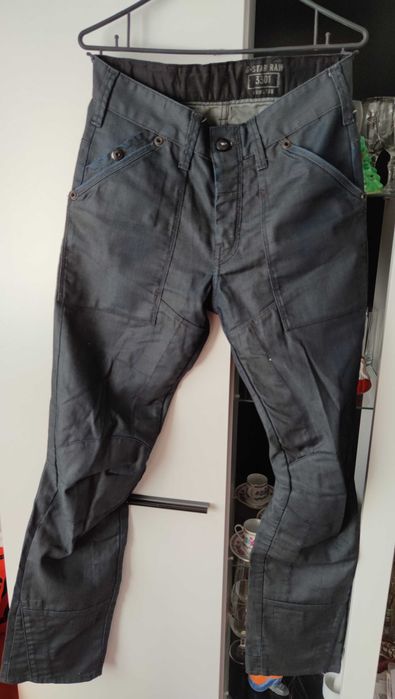 Тъмно мъжки дънки