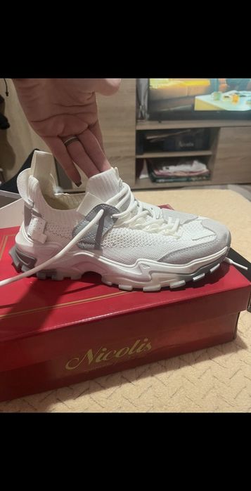 Adidași ușori albi