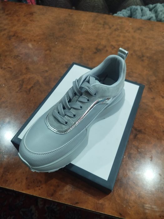 Срочно продам  женские кроссовки