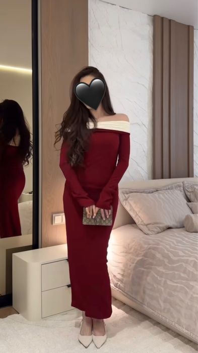 Чёрное платье с открытыми плечами