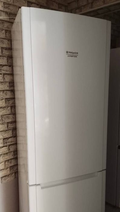 Холодильник Hotpoint-Ariston