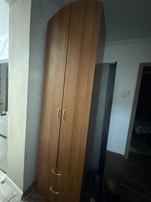 Продам шкаф плательный,двухдверный