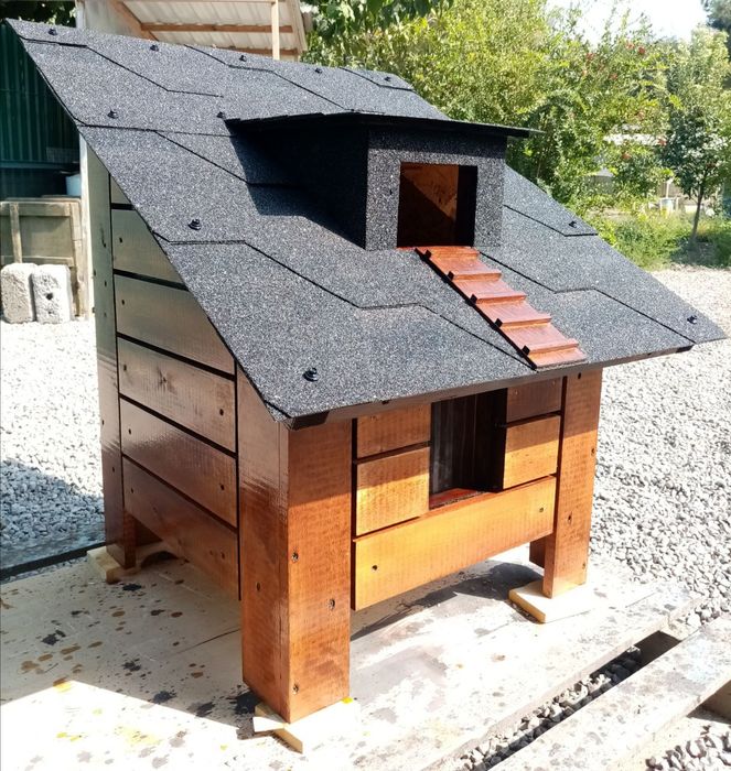 Оригинальный домик для кошек.