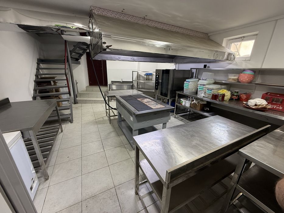 Kafe uchun barcha jihozlar, stol va stullar sotiladi.