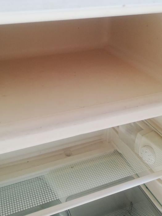 Продавам малък хладилник Либхлер