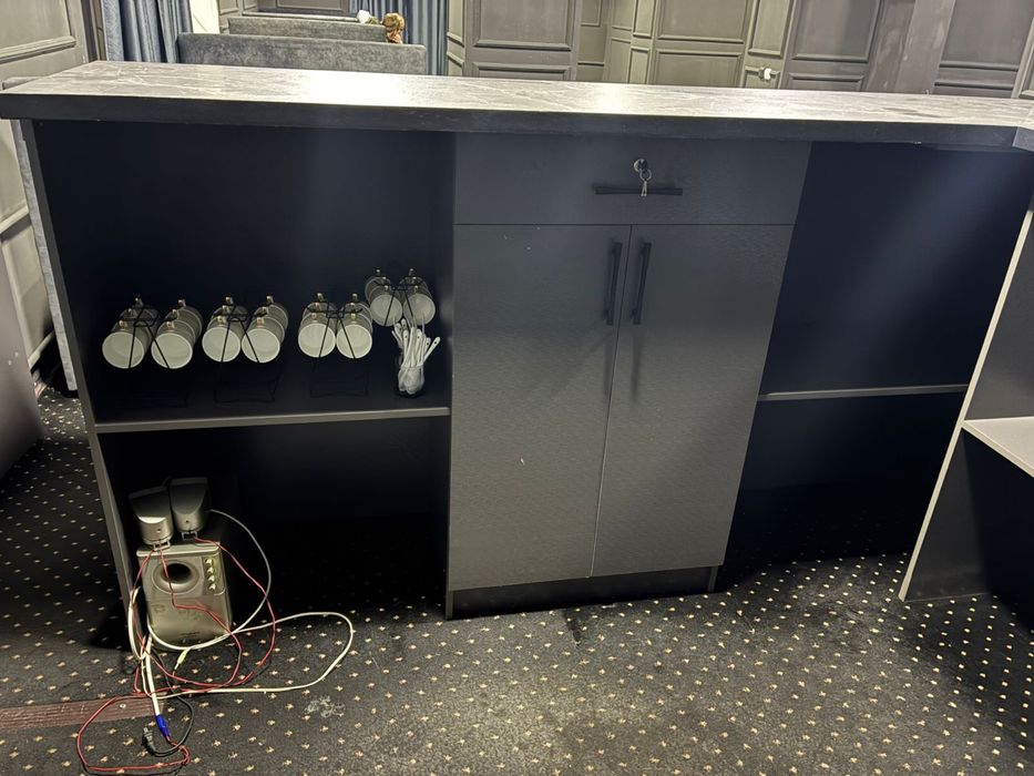 Барная стойка и вытяжка