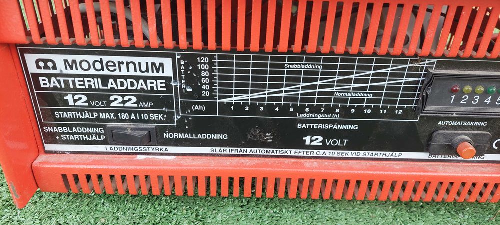 Зарядно със стартерна функция 12 v 22 amp