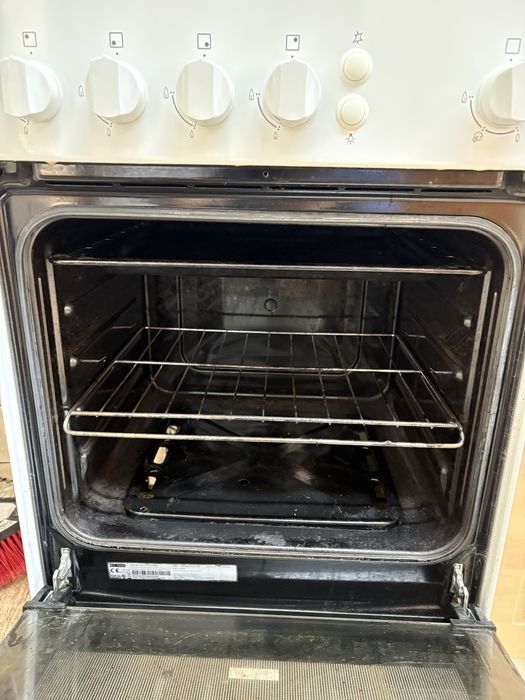 Zanussi, aragaz cu aprindere prin scantee.