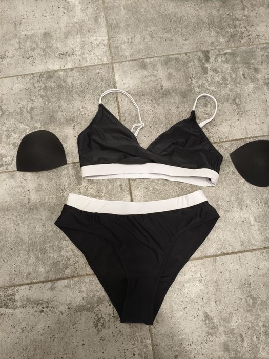 Costum de baie două piese YNIQUE pentru femei – model V-neck, talie în