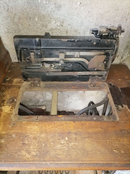 Mașină de cusut Singer veche