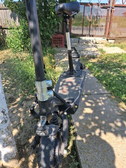 Trotinetă electrica cu scaun