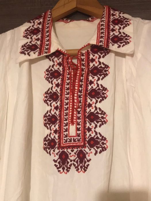 Ръчно бродирана женска риза за носия