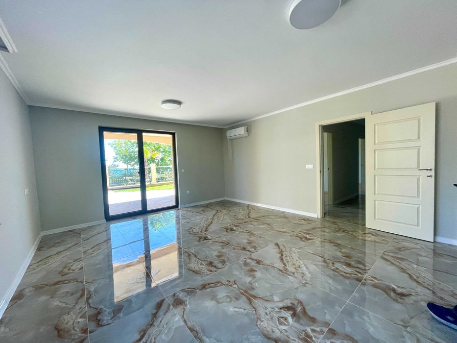 Продава се Тристаен апартамент в Несебър - 120 кв.м за 3075 €/кв.м - Снимка #1