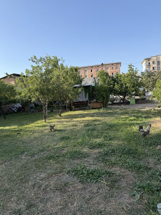 Oxangaron markazida katta hovli uy sotiladi.