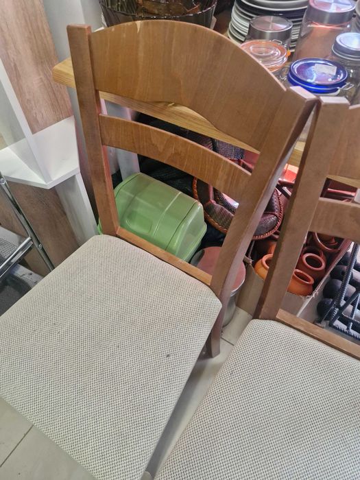 Продават се дървени трапезни  столове