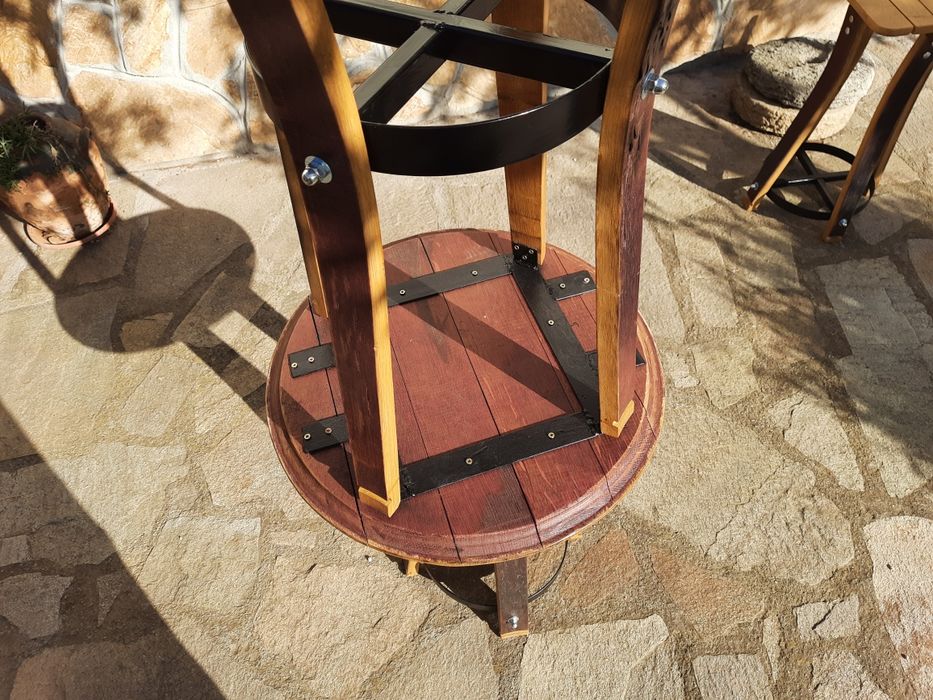 Дървена маса и табуретки от стара дъбова бъчва.