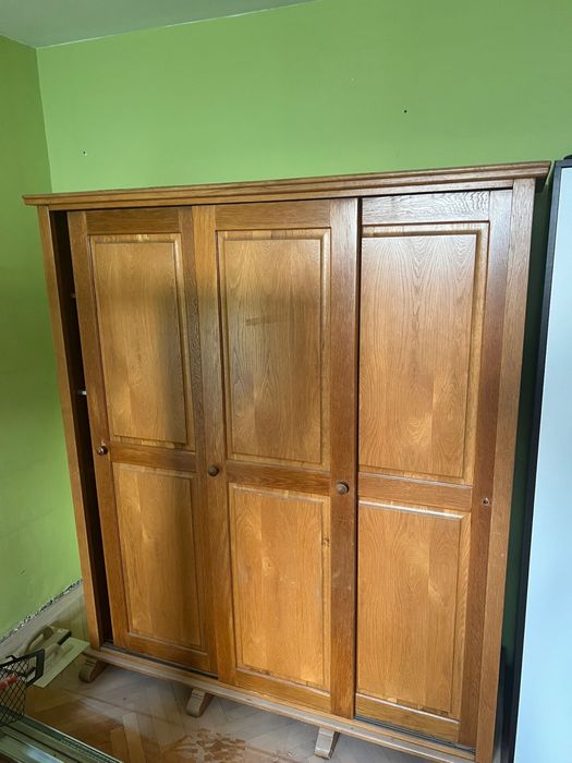 Pat dormitor cu saltea si un dulap