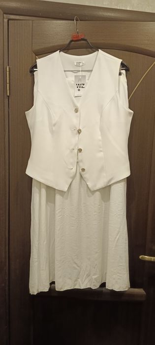 Продам костюмы и платье