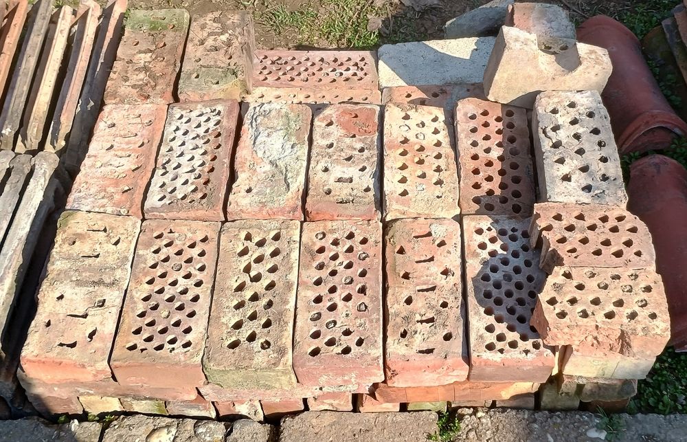 Бетонни Диреци Колове. Тухли Единички. Цигли