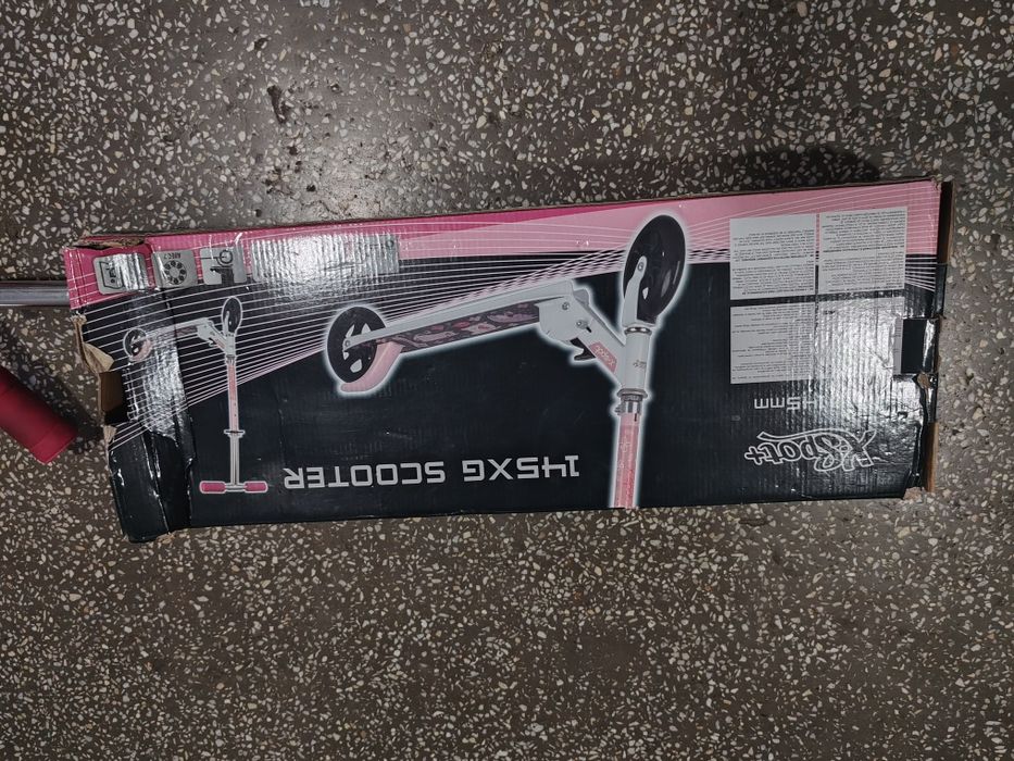 De vânzare doua trotinete pentru copii.