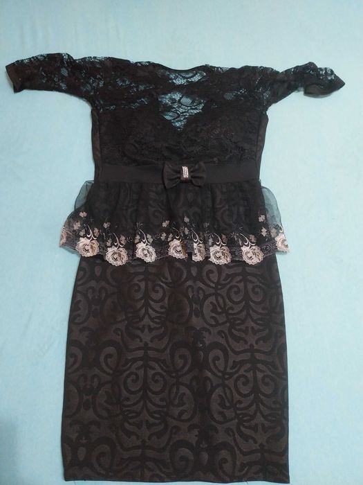 Rochie Ocazie Elegantă Neagră cu Dantelă, Peplum (Volan) și Fundiță – Stil Gotic/Cocktail, Mărimea M