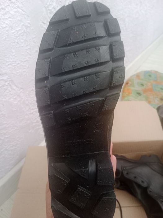 Продам берцы обувь