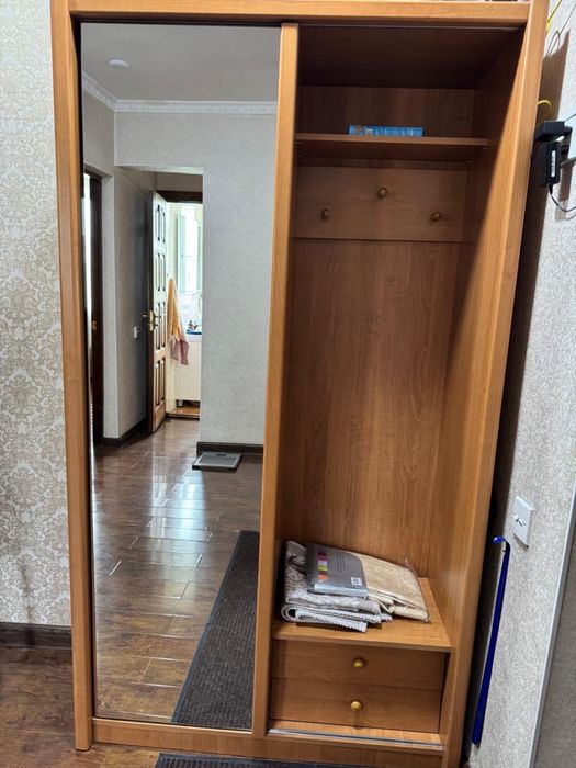 Шкаф с зеркалом для прихожей