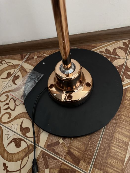 Ретро золотой микрофон на стойке