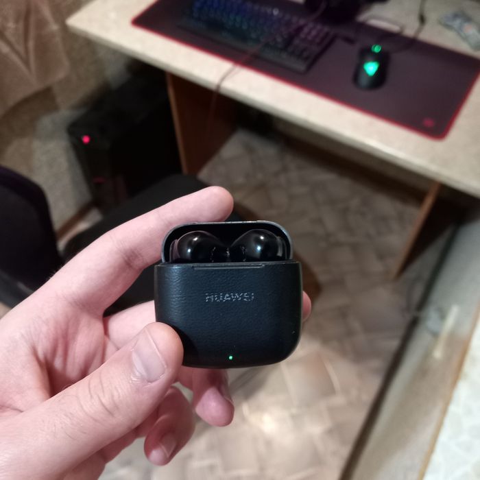 Наушники Huawei.