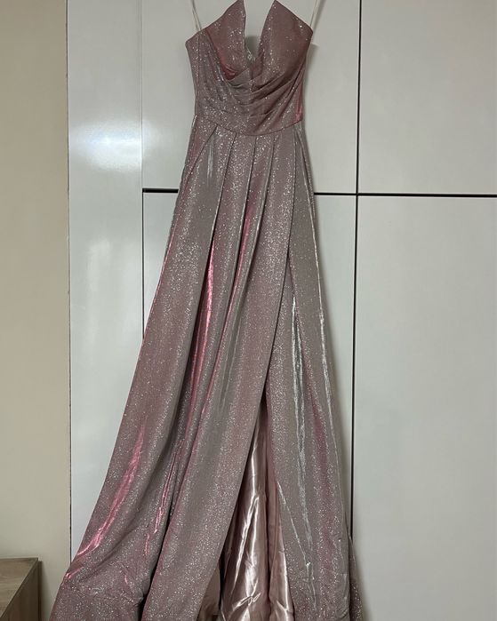 Рокля за бал, лъскава розова