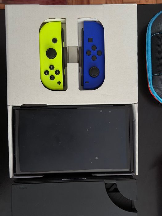 Nintendo Switch OLED – пълен комплект + 2 игри + допълнителни Joy-Con