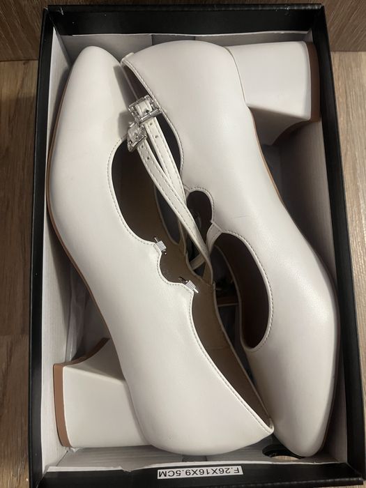 Дамски бели обувки Tendenz