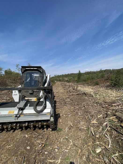 Почистване на парцели верижен бобкат мулчер шредер