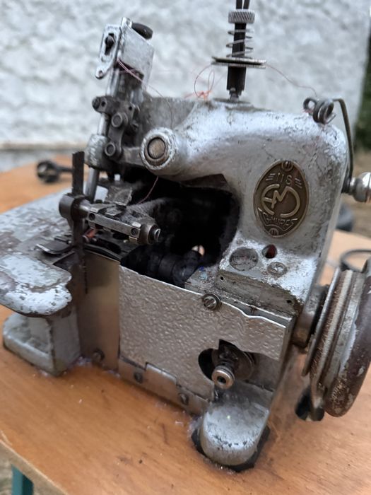 Mașină industrială de surfilat (Overlock/Triploc) IUSE Mureș cu masă și motor 220V