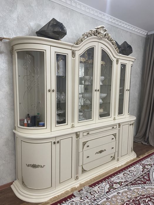 Шкаф витрина для гостиной
