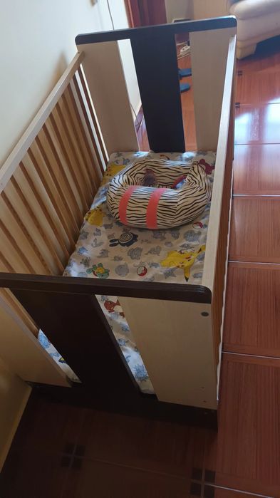 Vând pătuț copil și sobă de teracotă