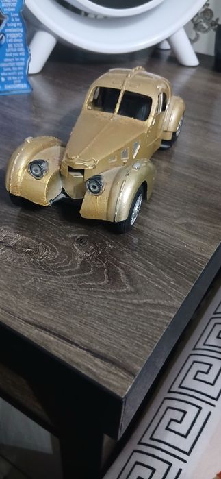 Моделька ретро авто может функционировать не хватает батареек и грузик