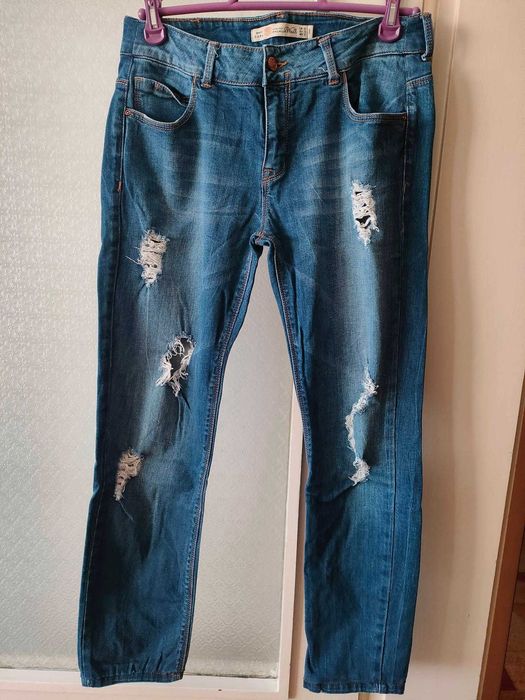 Дaмски дънки ZARA , на кръпки, в отлично състояние. Размер euro 42.
