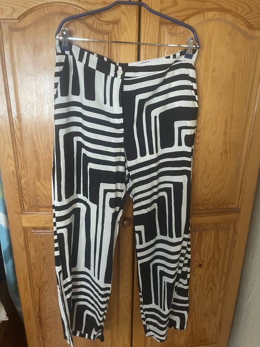 Лятен сет от 2части. В графичен принт.Материята е визоказ а с полиест