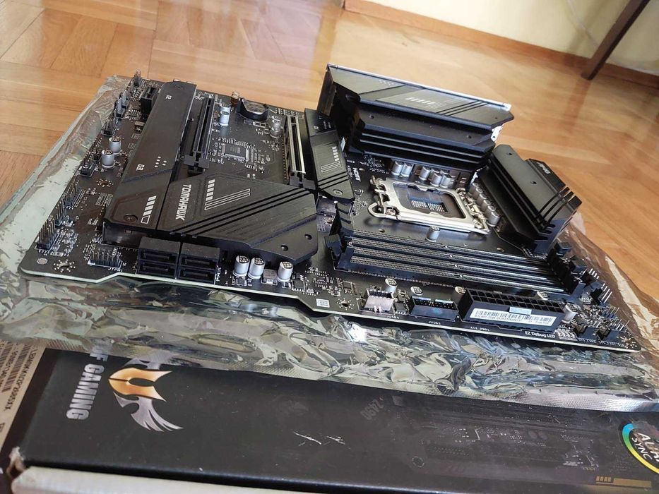 Intel Core i7 13700KF + MSI B760 Tomahawk Wi-Fi DDR5