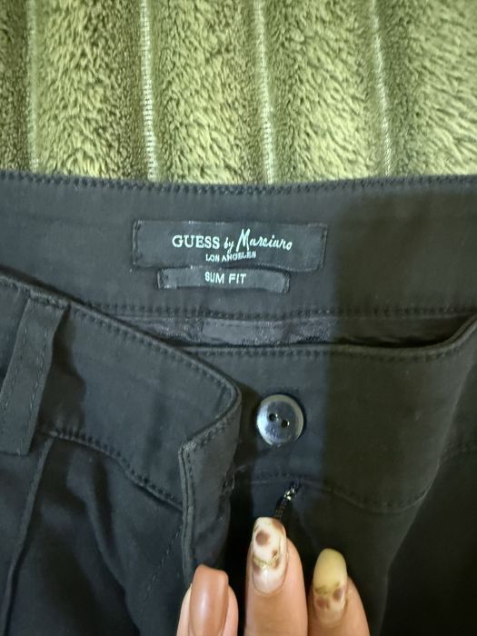 Черен панталон на Guess