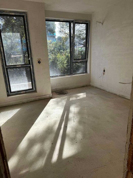 Продава 2-СТАЕН с. Лозенец с паркомясто и ид.части земя