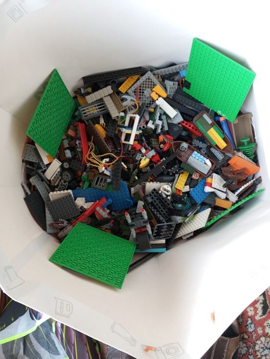 Продам конструктор Лего россыпью.