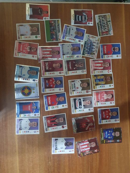 Vând cartonase de fotbal superliga.Cele normale 1 leu și cele sclipitoare 2 lei
