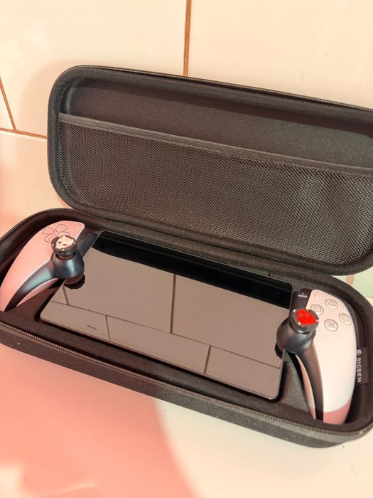 Pachet PlayStation Portal + Stație Încărcare LED + Husă Bigben (Impecabil)