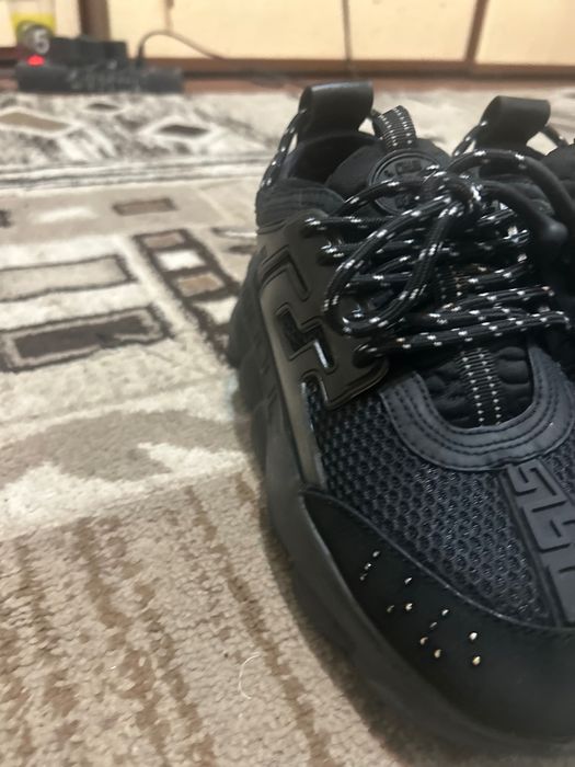 Adidasi Versce chain reaction