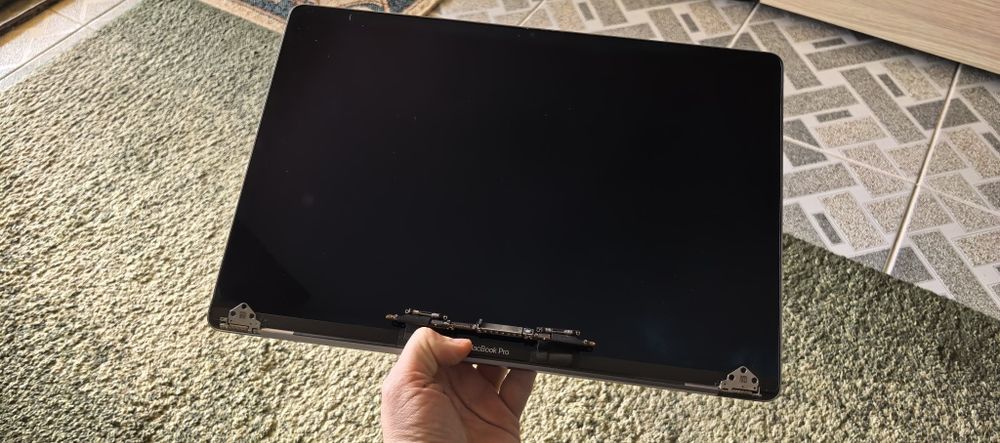 Ansamblu cu Display Macbook Pro A2141 16"--Usor spart / Dar functional