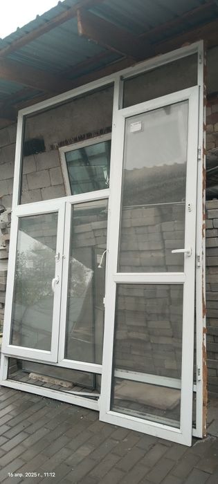 Витраж с дверью.