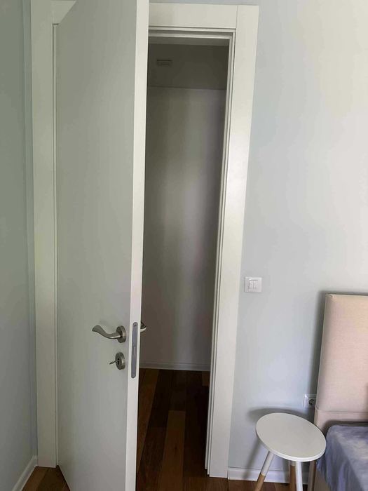 Врати материал боядисан МДФ , магнитни  брави, дръжки и вкопани панти